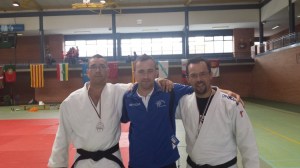 Sergio Pérez - izquierda -, Alberto Castro (Técnico) - centro y Alberto López - derecha, posando con sus respectivas medallas