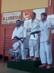 Pitu, recogiendo la medalla de plata que le acredita como subcampeón del torneo