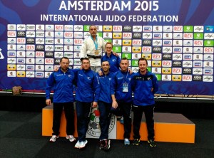 Nuestros judokas posando con Pedro Alonso - Famu de Frutos - en el podium que le proclamó como campeón mundial M5-73Kg