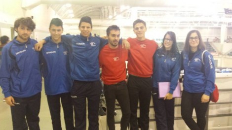 Moisés, Xiao, Jorge, Adrián, Román, Teresa (psicóloga) y Alba, antes de la competición en la primera jornada del XV Villa de Avilés