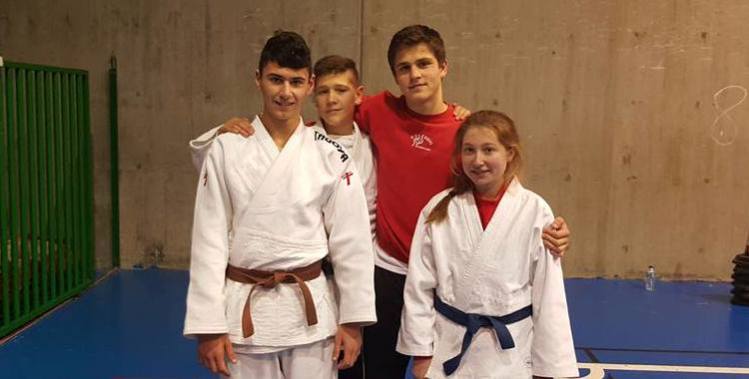 Xiao, Pablo, Román y Alba, momentos antes del comienzo de la competición sub-18